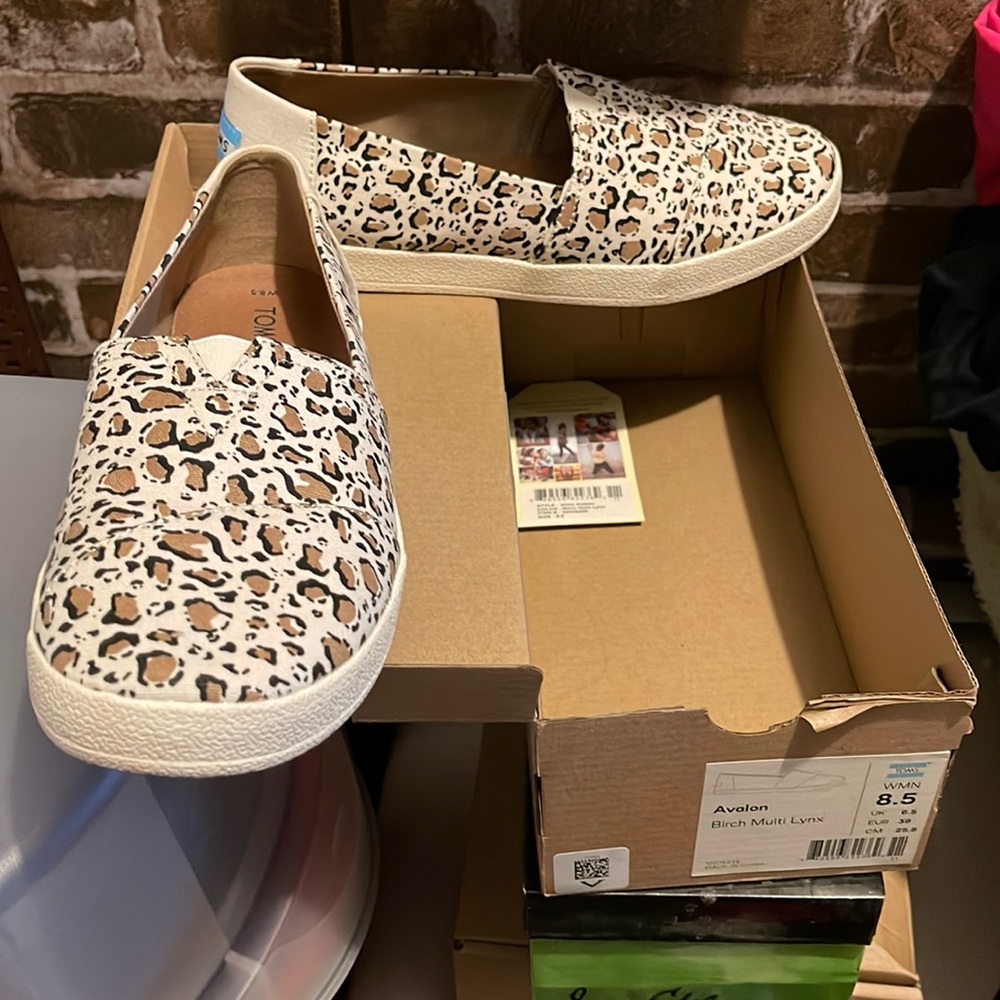 Tom’s Avalon Sneakers NWT Size 8.5 Animal Print